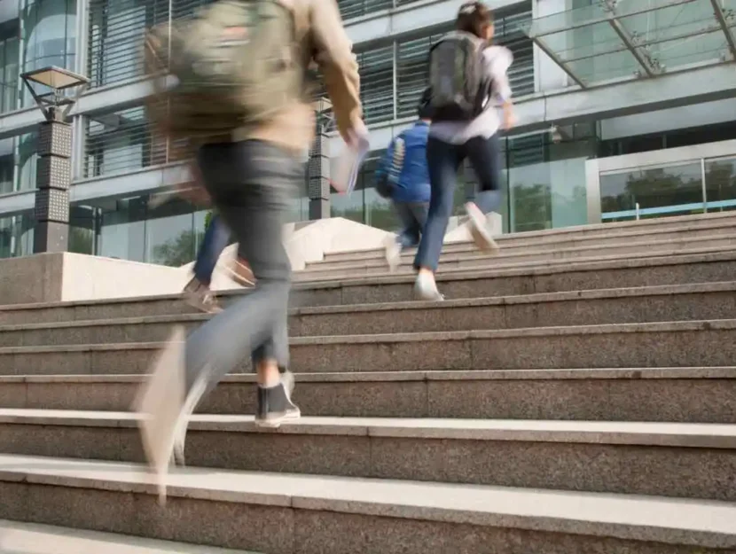 Studenti che corrono sulle scale di uno studentato
