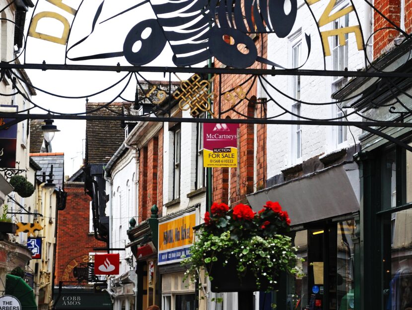 l’ingresso in ferro battuto che conduce ai negozi di Drapers Lane nell’Herefordshire