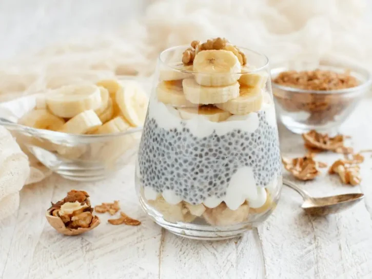 Parfait di budino di chia, yogurt e banana