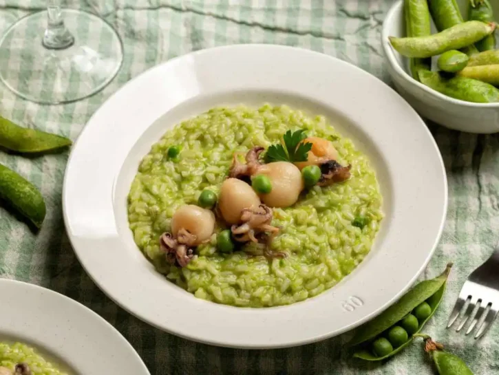 Risotto con seppie e piselli, cremoso e delicato profumo di mare