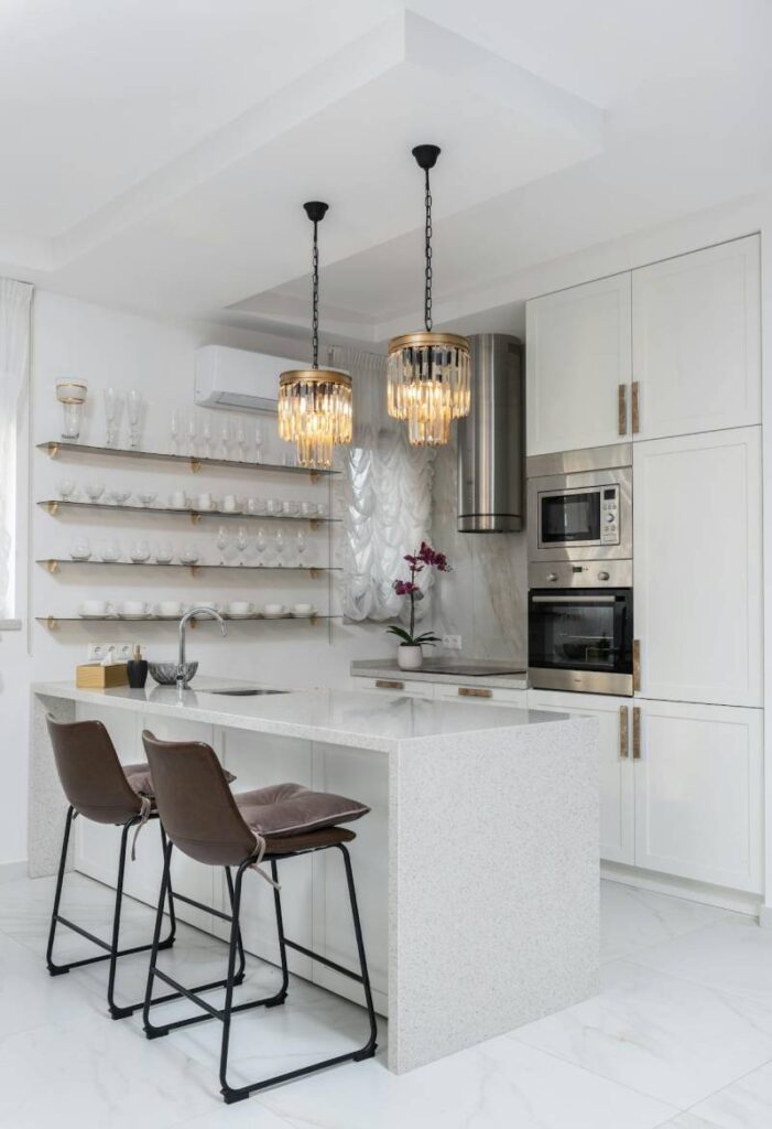 cucina con penisola molto elegante total white