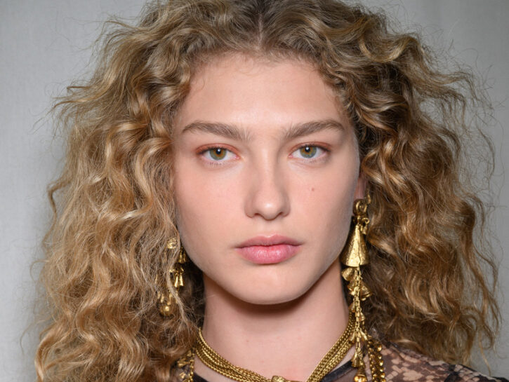 Scopri gli irish curl, i capelli ricci con doppia texture