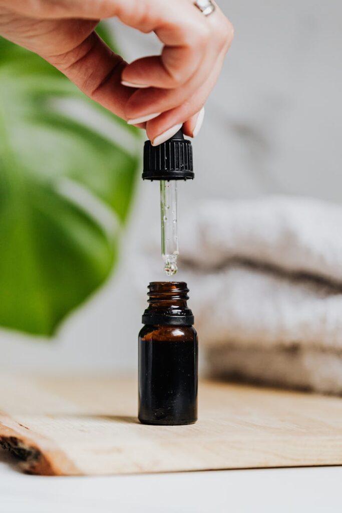 mano che apre una boccetta di olio essenziale
