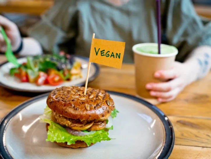 Hamburger veg sì, bistecca no: cosa stabilisce il nuovo accordo Ue sul meat sounding