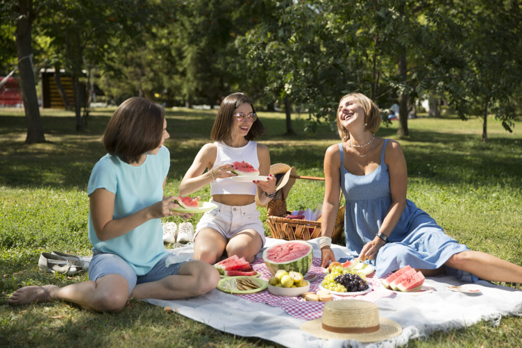 Amiche su un prato a fare un picnic