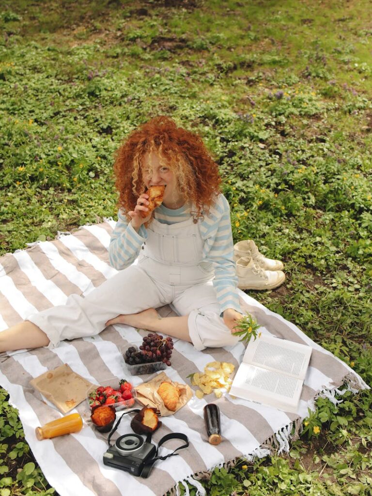 ragazza fa un picnic sul prato