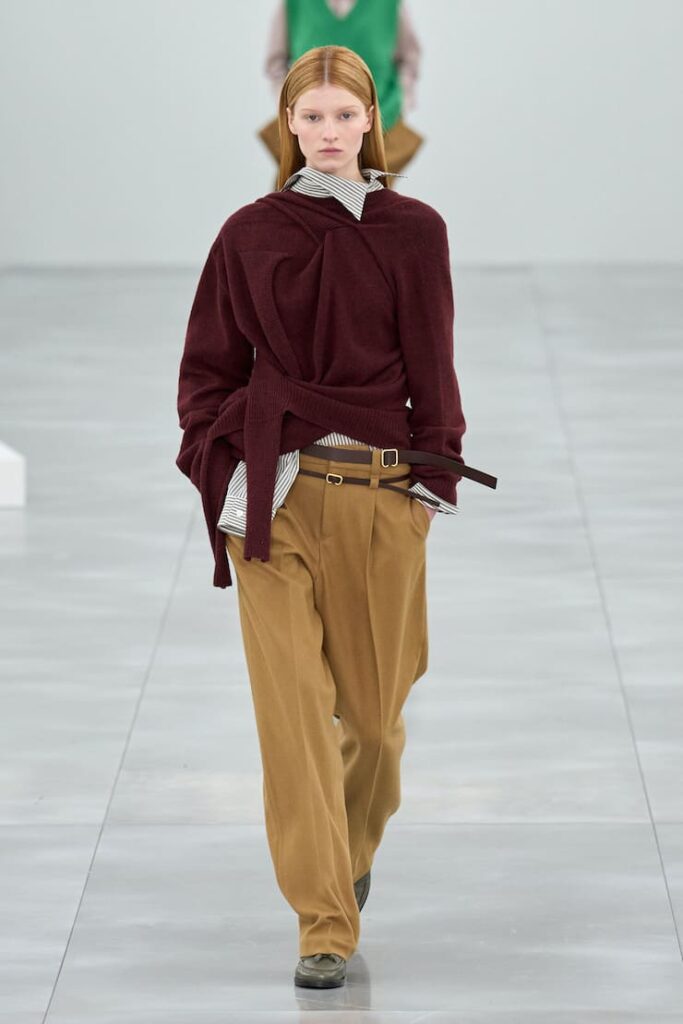 Modella con look poetcore alla sfilata Issey Miyake