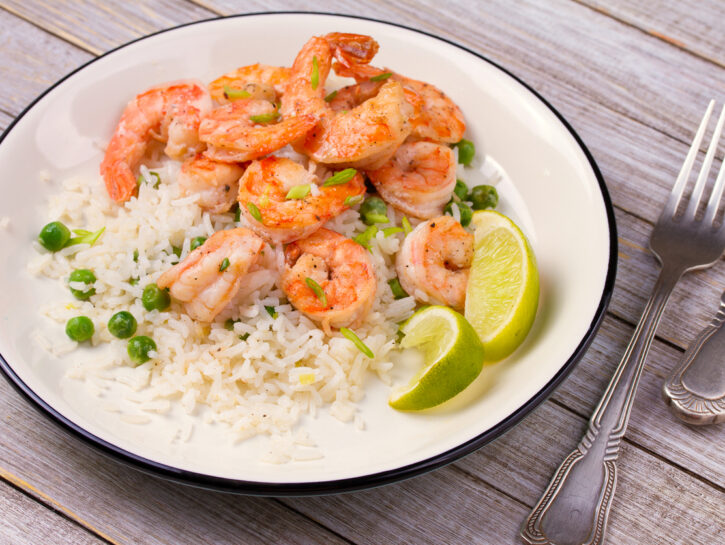 Risotto con scampi e piselli allo zafferano: cremoso e raffinato