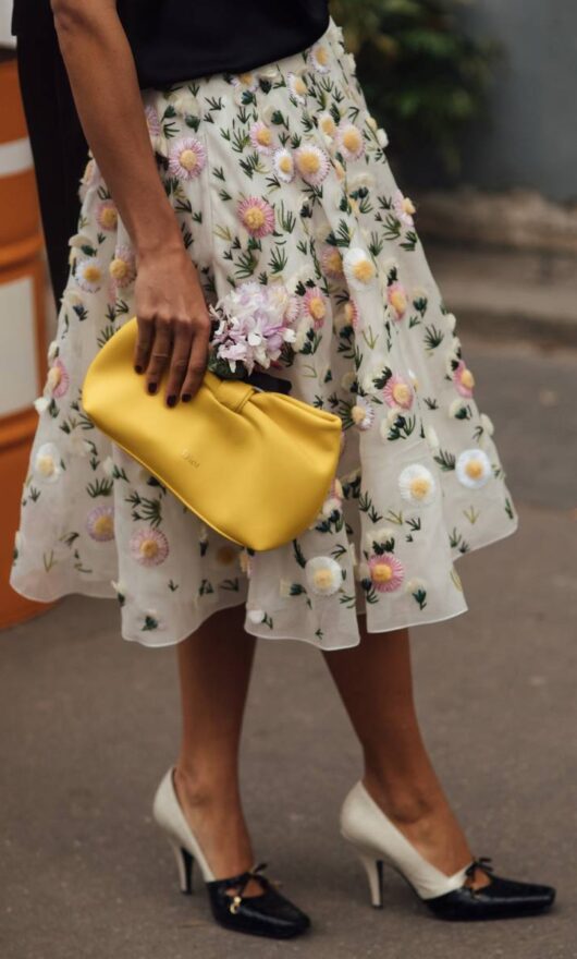 Te le ricordi queste scarpe col tacco anni '90? Spoiler: sono tornate