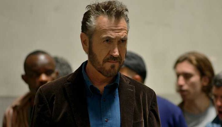Marco Giallini serio