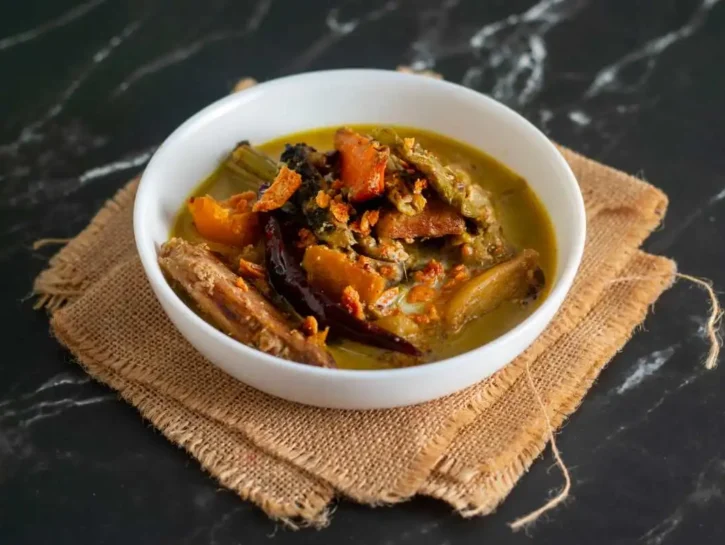 Curry di verdure con senape, latte e spezie: lo shukto bengalese