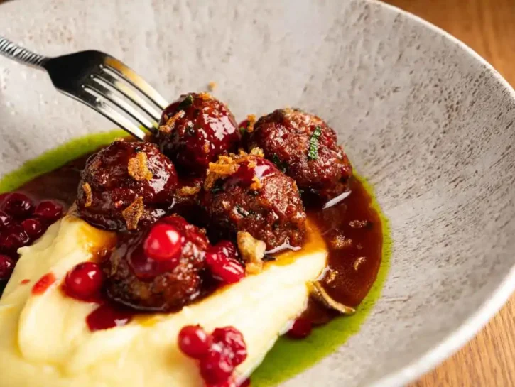 Polpette svedesi con purè e salsa ai frutti di bosco: il comfort food nordico che conquista