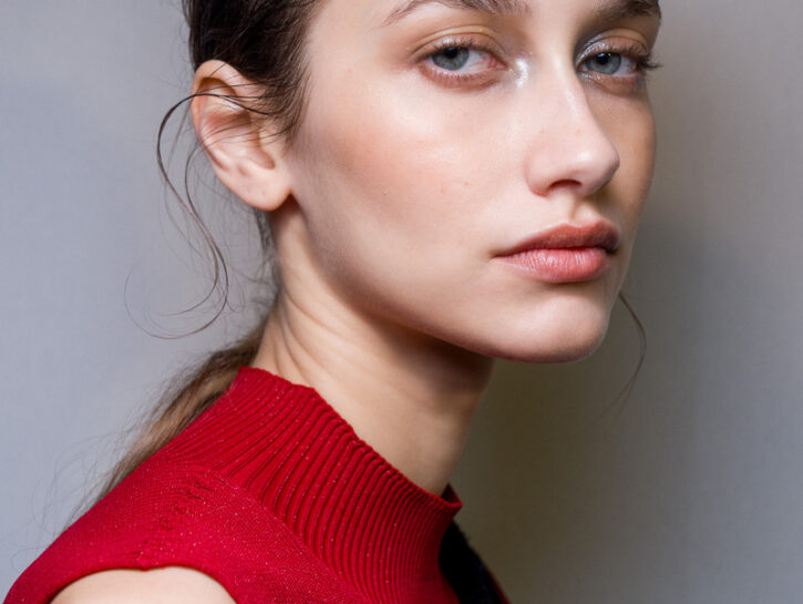 Sopracciglia in regola anche con la ricrescita: trucchi e make up