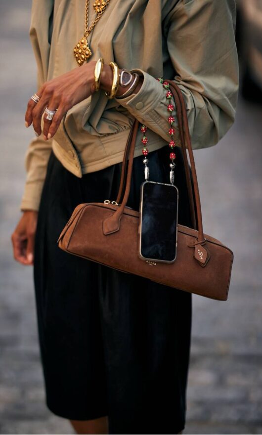 Borsa bassotto: è lei l'oggetto del desiderio del momento, già tra le mani delle fashion victim 
