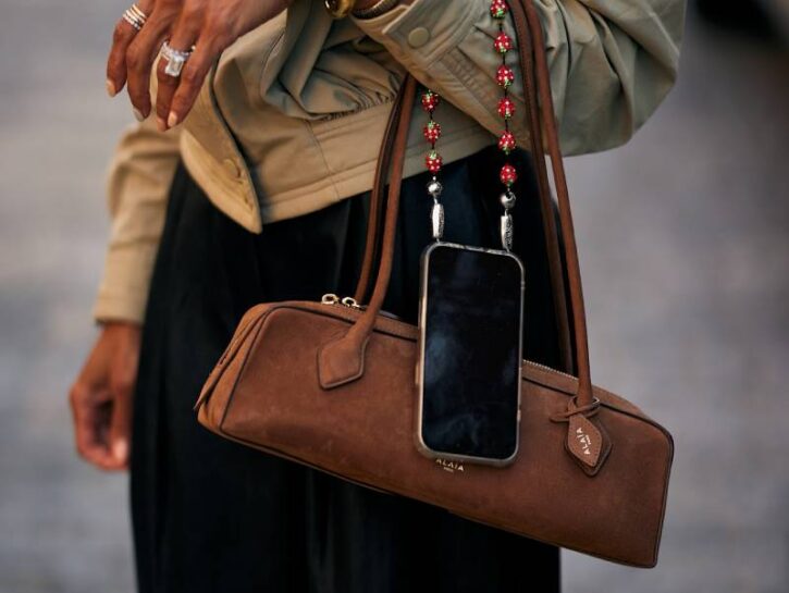 Borsa bassotto: è lei l'oggetto del desiderio del momento, già tra le mani delle fashion victim 