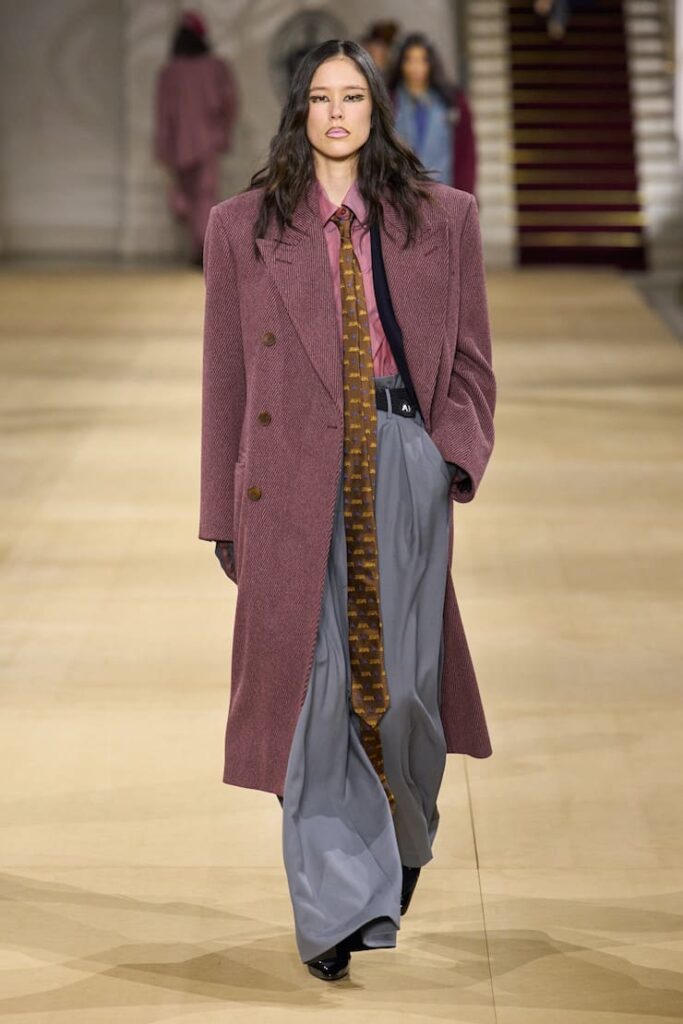 Modella in look poetcore dalla sfilata Kronthaler per Westwood