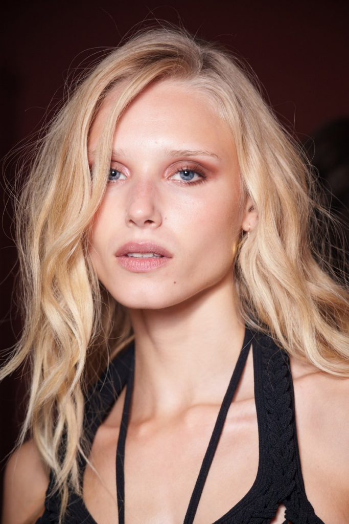 Modella bionda nel backstage di Mark Fast