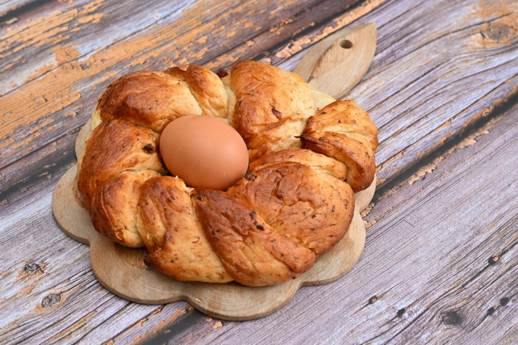 Treccia di pasqua con uovo crudo in mezzo