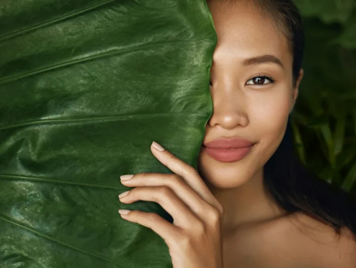 Unghie nude e semiopache: la manicure minimal e di tendenza che ti conquisterà