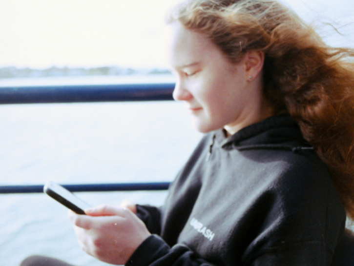 È giusto vietare i social ai minori?