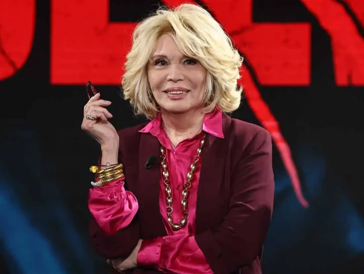 Da Salvador Dalì a David Bowie: mariti, fidanzati e compagni di Amanda Lear, la sua storia