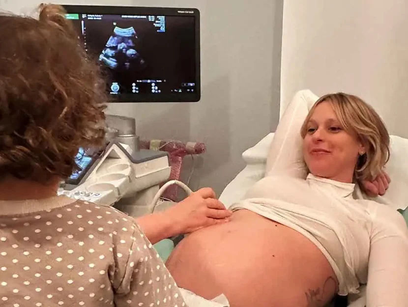 Matilde Giunta assiste all'ecografia di mamma Federica Pellegrini
