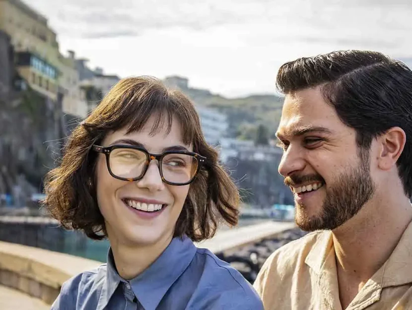 Maria Vera Ratti e Alessio Lapice sorridenti durante una scena di Roberta Valente - Notaio in Sorrento