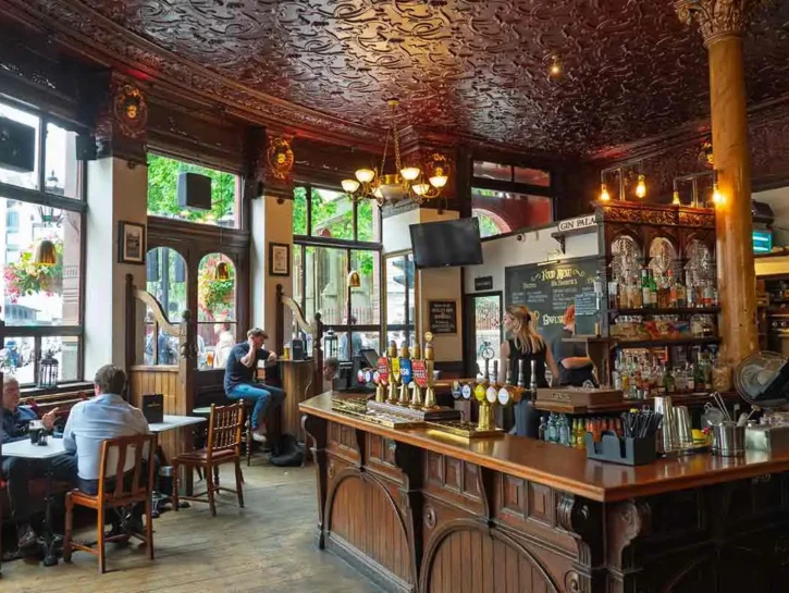 Come comportarsi in un pub britannico: le regole da sapere per non fare figuracce