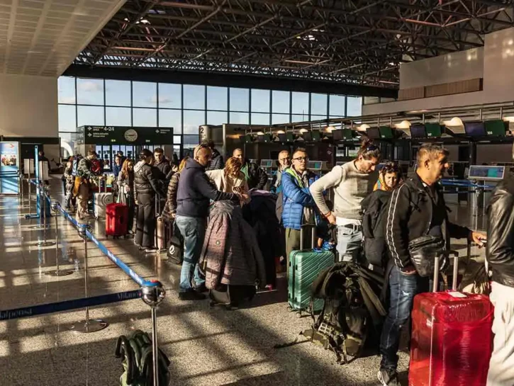 Comportamenti in aeroporto, cosa dà fastidio agli italiani: il sondaggio
