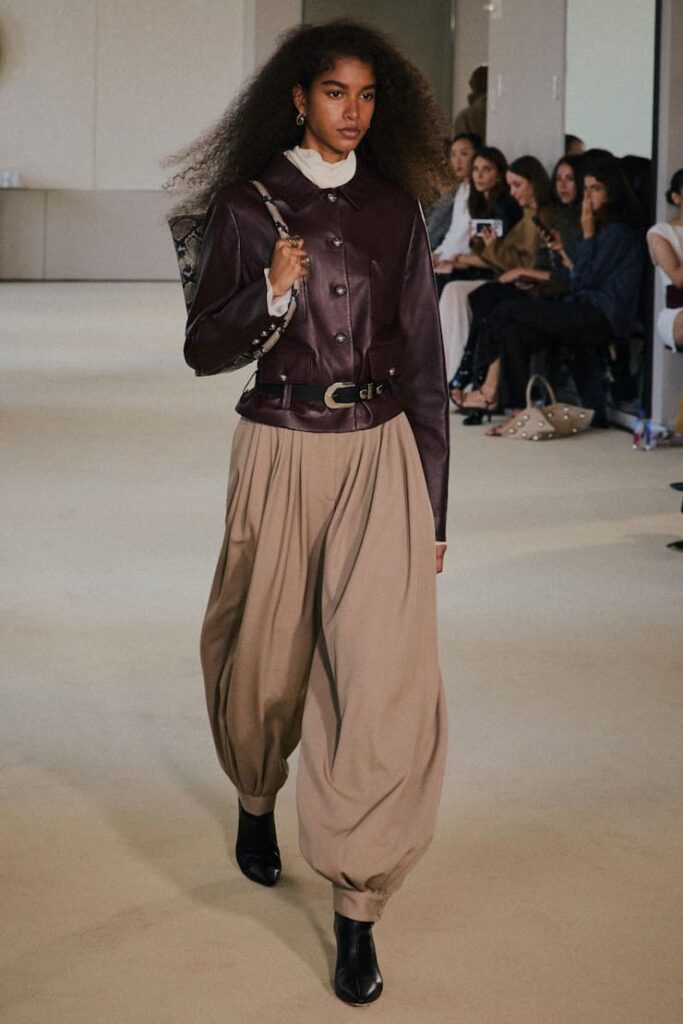 Modella con pantaloni harem da Altuzarra