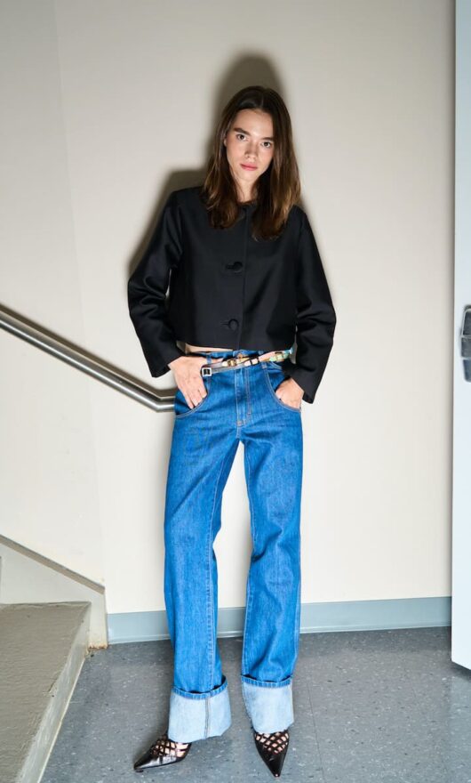 I jeans con il maxi risvolto, il trend più cool e nostalgico del momento che ci meritiamo
