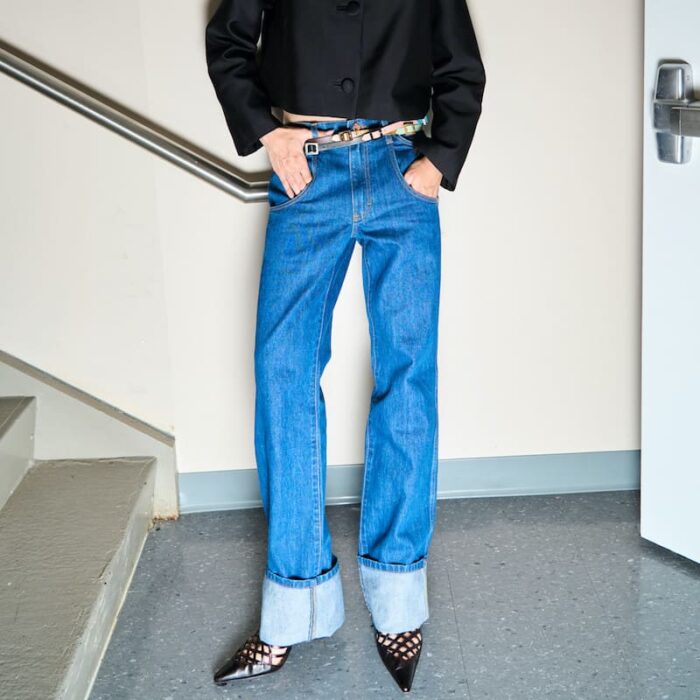 I jeans con il maxi risvolto, il trend più cool e nostalgico del momento che ci meritiamo