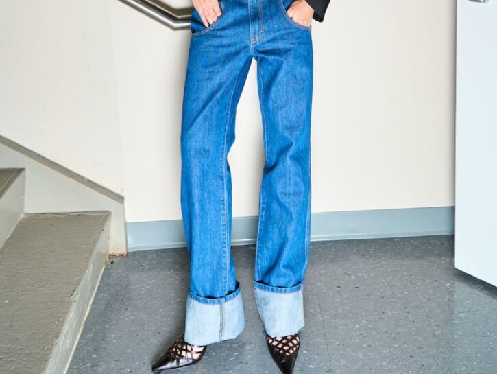 I jeans con il maxi risvolto, il trend più cool e nostalgico del momento che ci meritiamo