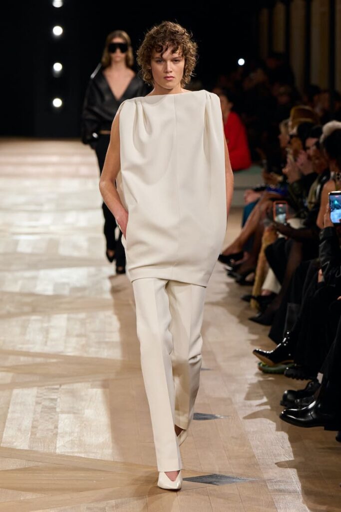 Modella alla sfilata di Balenciaga indossa scarpe con scollo a V