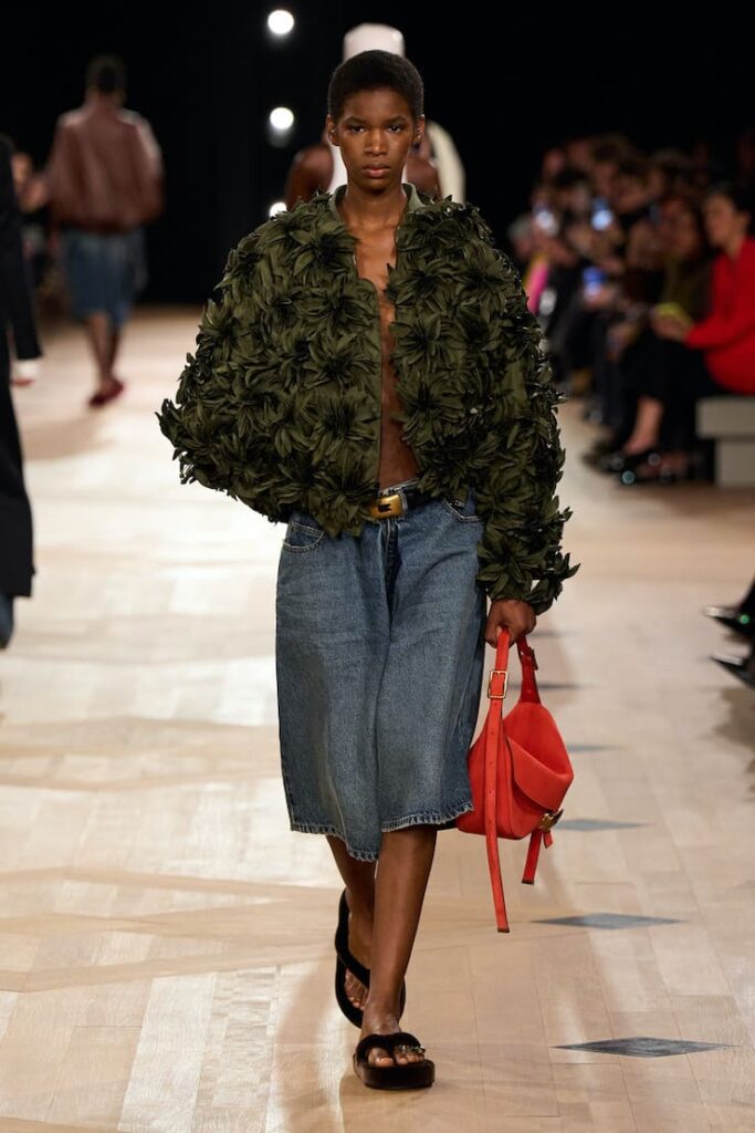 Modella alla sfilata Balenciaga con i jorts