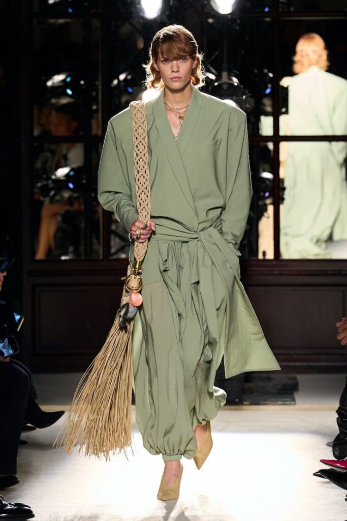 Modella con pantaloni harem da Balmain