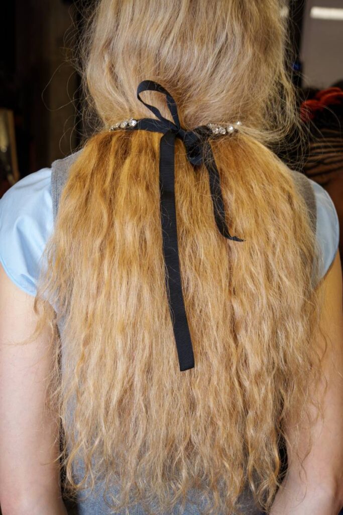 Capelli lunghi raccolti da un nastro