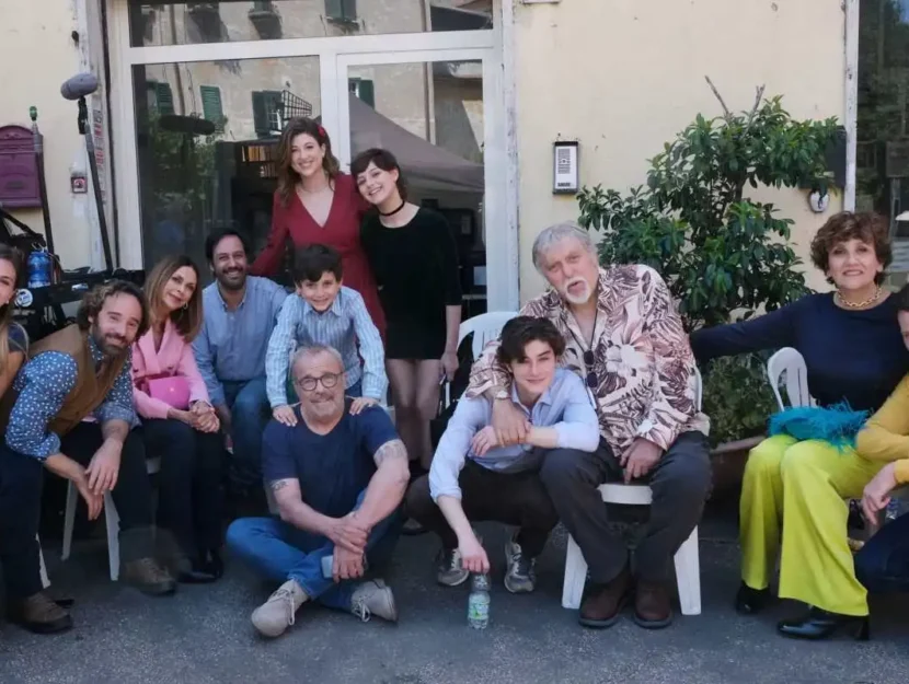 Il cast de I cesaroni in posa