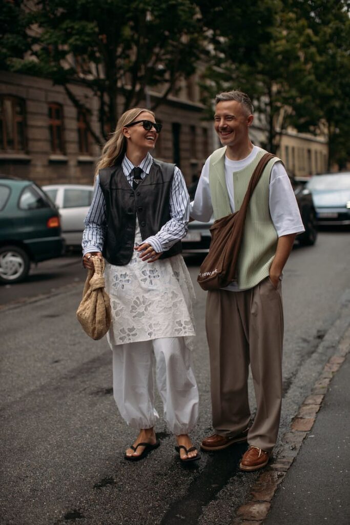 Ragazza con pantaloni harem chiari