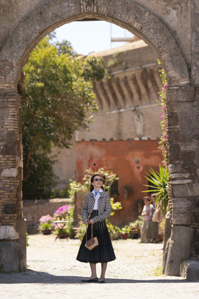 Lily Collins in Emily in Paris vestita come Audrey Hepburn