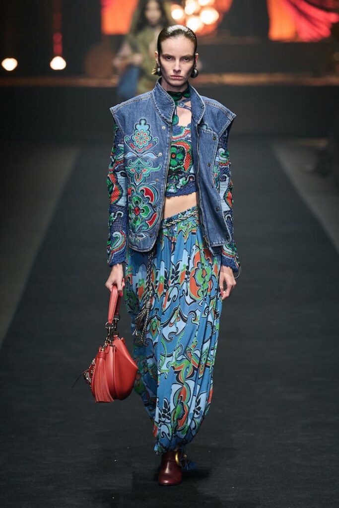 Modella con i pantaloni harem colorati in passerella da Etro
