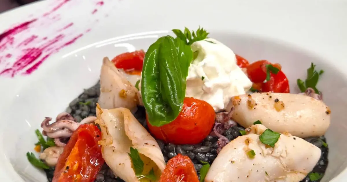 Frutti di mare su riso nero: ricetta elegante e facile - Donna Moderna