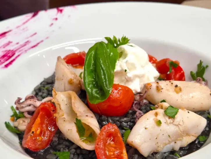 Riso nero con frutti di mare e pomodorini: eleganza e contrasto