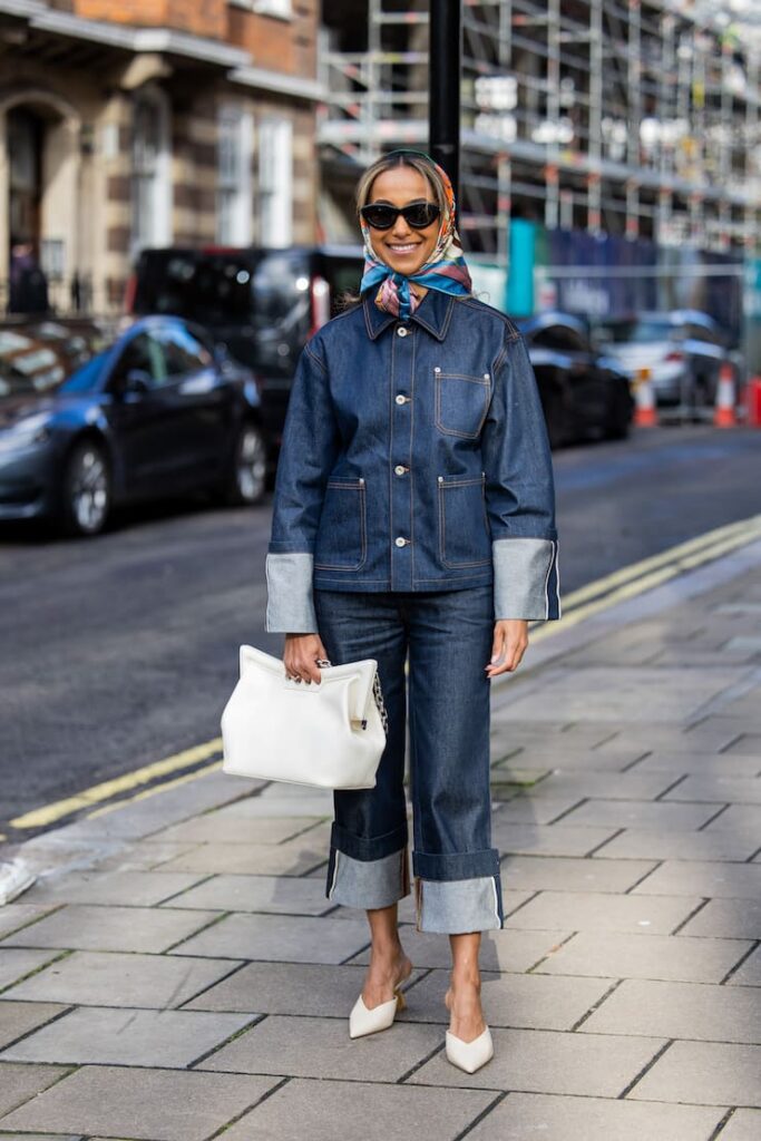 Ragazza in total denkim con jeans con maxi risvolto