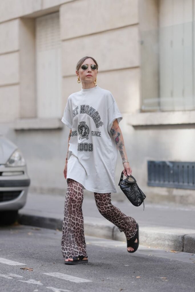 Ragazza con maxi T-shirt e pantaloni animalier