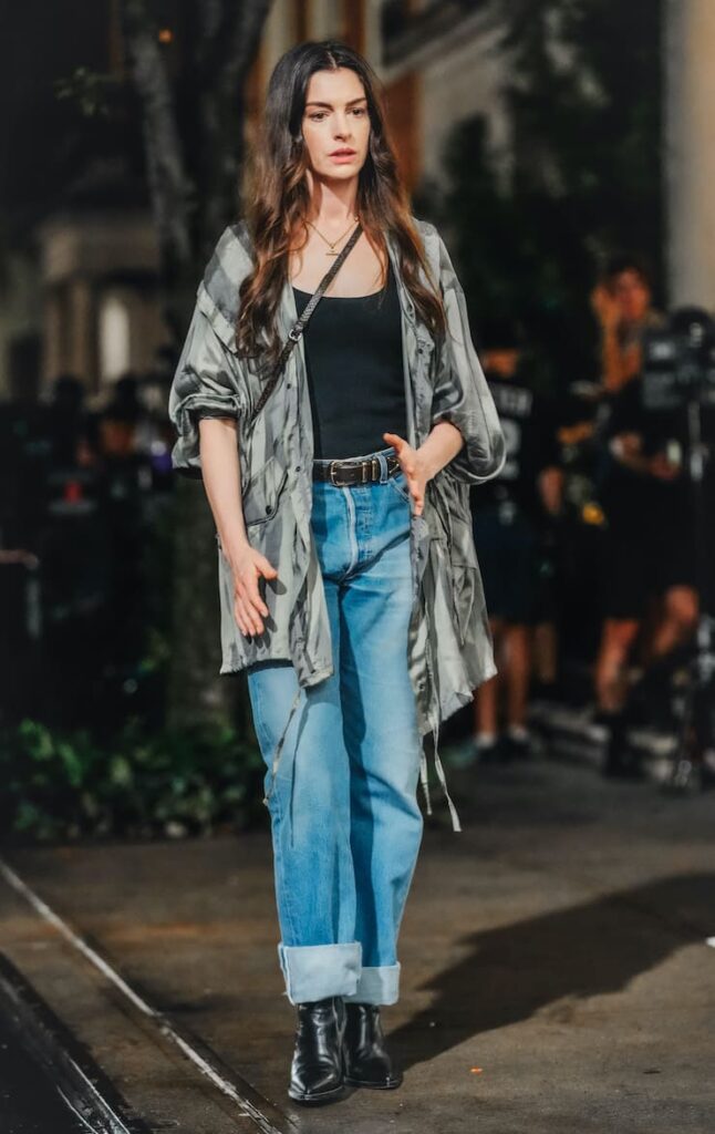 Anne Hathaway ne Il diavolo veste Prada 2 cin jeans con maxi risvolti