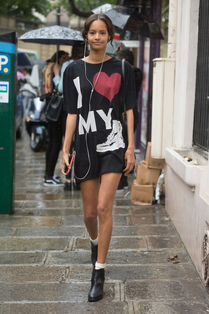 Ragazza con indosso la T-shirt come vestito