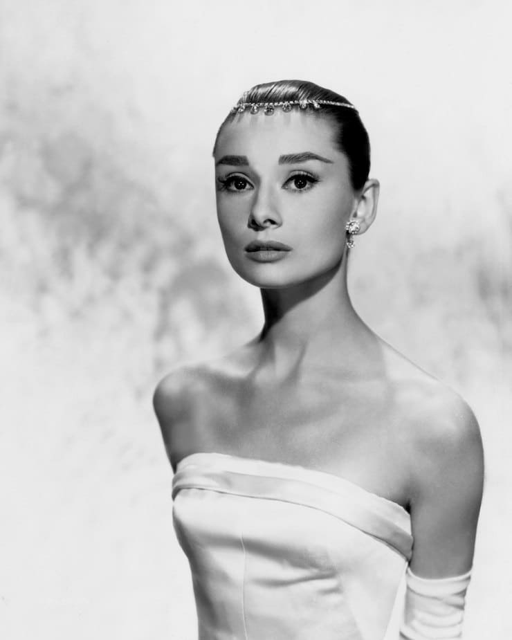 Lily Collins con la tiara in Cenerentola a Parigi