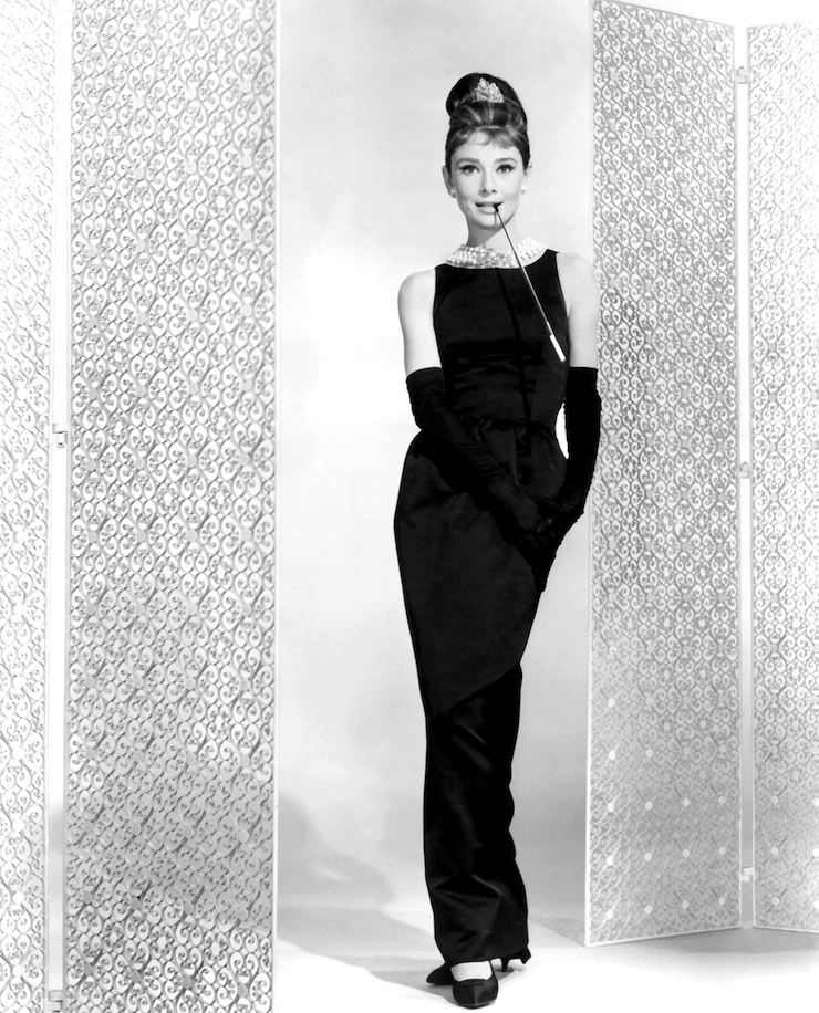 Audrey Hepburn con l'iconico tubino Givenchy in Colazione da Tiffany