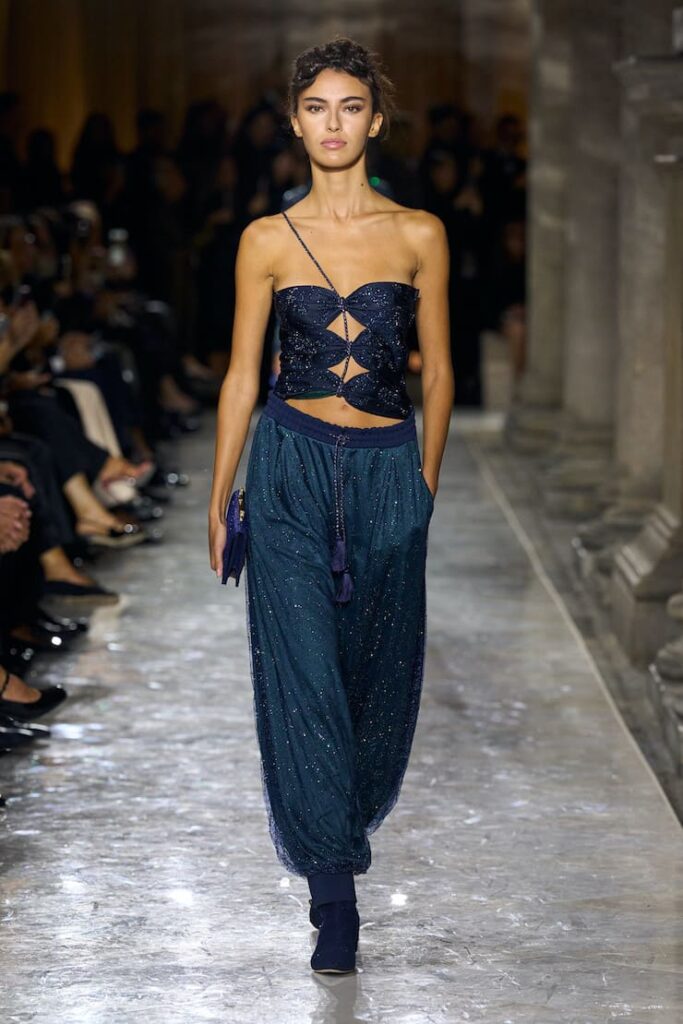 Modella con pantaloni harem alla sfilata di Giorgio Armani